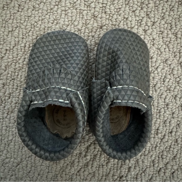 Freshly Picked Textured Gray Leather Moccasin Baby Shoe size 2 - Picture 2 of 8